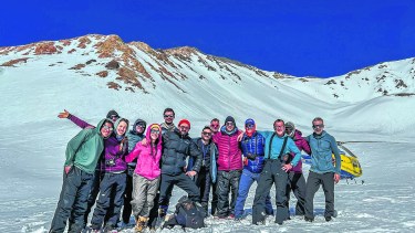 Todo el equipo de barilochenses, en el Valle de las Lágrimas, donde se filmaron escenas claves del filme de Bayona. Foto:  gentileza