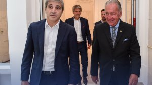 Caputo propuso a los bancos un megacanje de deuda