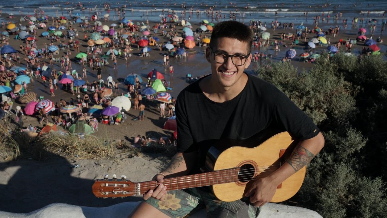 El joven músico muestra su talento a los miles de turistas que visitan el principal balneario rionegrino. Foto: Luciano Cutrera