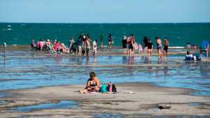 Las Grutas: siguen las mareas extraordinarias y piden precaución a la hora de estacionar cerca de la costa