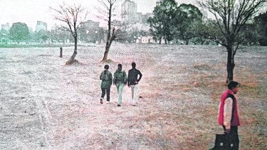 En las primeras décadas de Neuquén el sector que hoy es un disfrute cotidiano, era difícil de atravesar. Rodear y cruzar los espejos de agua era un desafío diario. Foto: archivo. 