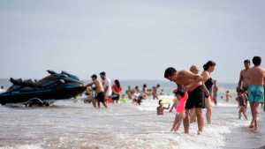 Enero imbatible en Las Grutas: el calor pudo más que la lluvia y se pudo hacer playa