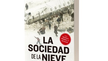 «La sociedad de la nieve», el libro que inspiró el filme que ya se ve en Netflix