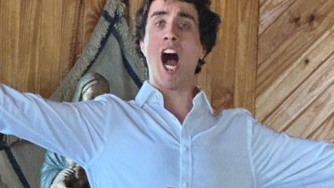 Matías Carbonetti en pleno concierto en la capilla en la cordillera. Fotos: Florian von der Fecht 