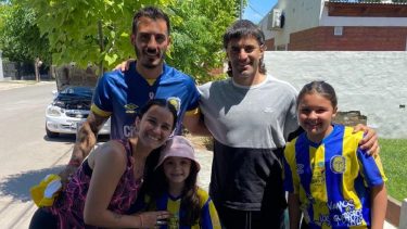Mauricio, Juli y sus hijas se dieron el lujo de conocer al campeón con Central de Río Colorado: Ignacio Malcorra. 
