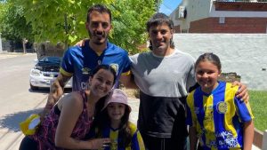 Video | Una familia de Neuquén hizo 800 kilómetros en un día para saludar al campeón Malcorra