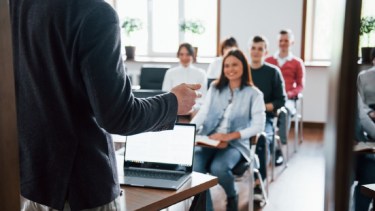 Los profesores, según la nueva investigación, serán difíciles de reemplazar por la nueva tecnología emergente. Crédito: Imagen de standret en Freepik