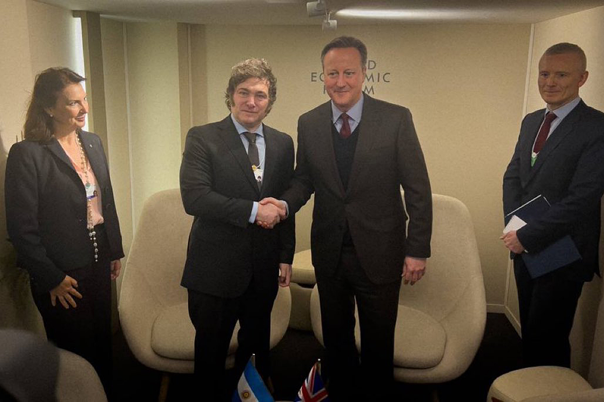 Javier Milei y David Cameron, canciller británico y exprimer ministro, tuvieron una reunión en Davos para discutir asuntos bilaterales