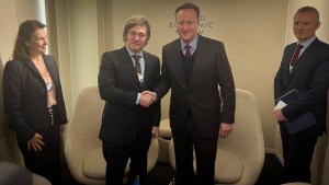 Milei se reunió con Cameron, en Davos: con eje en inversiones, apoyo con el FMI y «soluciones» por Malvinas