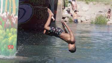 Saltos desde el puente de la Isla 132 en Neuquén: «Es algo muy serio, muy peligroso»