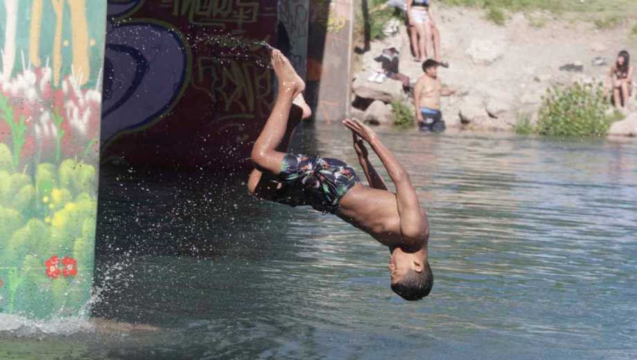 Tirarse del puente de la Isla 132 es una practica prohibida. Foto: Matías Subat