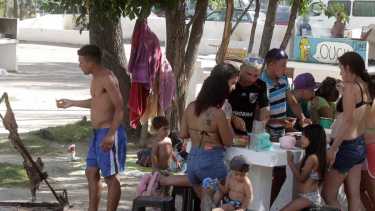 Las actividades deportiva o culturales buscan ser una opción a las familias que veranean en las costas del Limay en Neuquén (foto Oscar Livera)