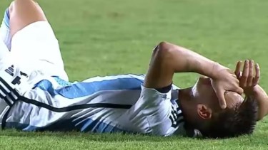 Echeverri sintió una molestia en el pecho y salió contra Chile.