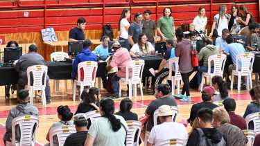 En el Ruca Che se instaló una veintena de puestos para recibir y registrar la información de los beneficiarios. Foto: Florencia Salto.