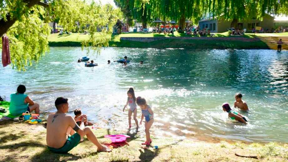 Los balnearios de Neuquén, un lugar ideal para pasar las tardes de verano. Foto: Matías Subat