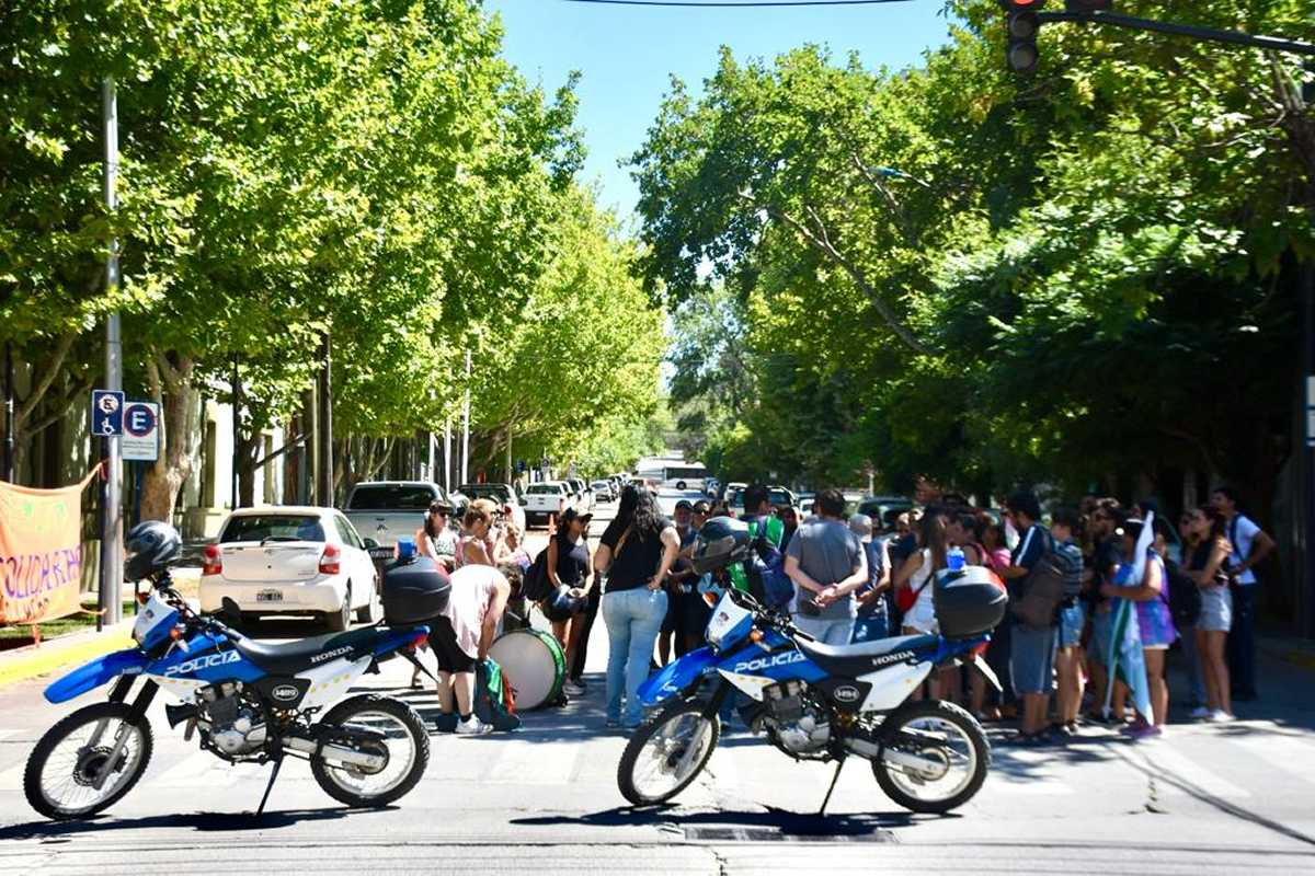 Estuvieron cortadas las calles Belgrano y Santiago del Estero, por una protesta de EPAS. Foto: Matías Subat.
