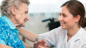 PAMI: Cómo solicitar un cuidador para adultos mayores en febrero 2024