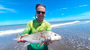 De Neuquén a Marisol tras la corvina soñada: lo que los mosqueros aprenden cuando van a pescar al mar
