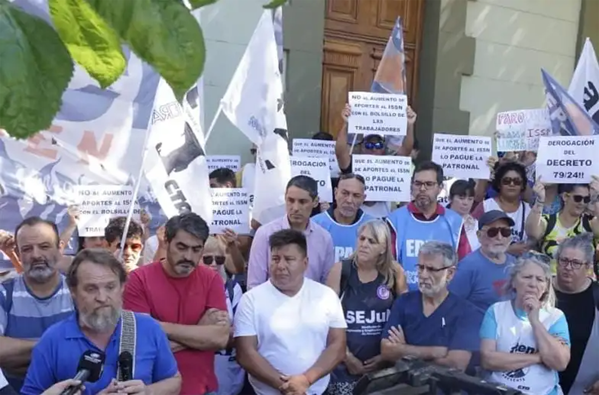 La conducción de ATEN Provincia encabezada por Marcelo Guagliardo lideró la protesta en Casa de Gobierno (Prensa ATEN Provincia)