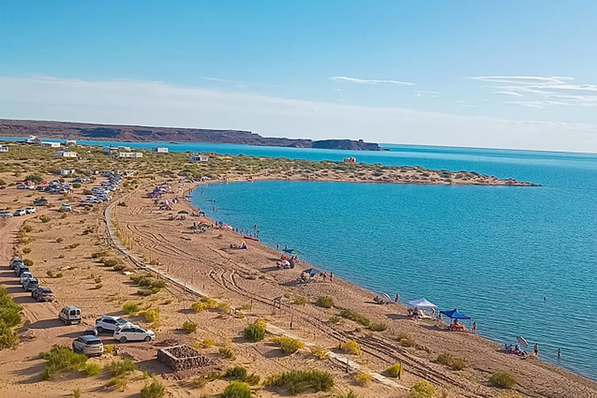 Pueblo Blanco: una playa de arena suave y «un mar dulce» cerca de Neuquén