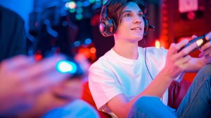 Gamers corren el riesgo de pérdida auditiva por exceder los límites seguros de volumen