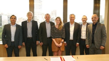 El gobernador firmó el acuerdo con PAE para el plan de becas en Buenos Aires. Foto: gentileza.