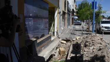 El hombre tuvo que ser asistido por los golpes recibidos. Foto: Juan Thomes 