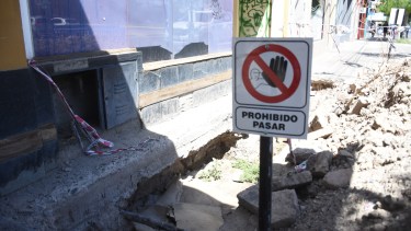 Veredas peligrosas en Roca: una persona ciega cayó a un pozo de una obra sin terminar