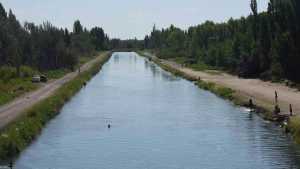 Se tiró por un chapuzón al canal de Roca y su columna «estalló»: piden que sea operado con «urgencia»