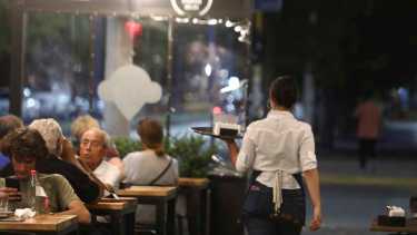 Gastronomía en Neuquén y Río Negro. La aceleración inflacionaria obliga a los empresarios a absorber aumentos de costos. Foto: Juan Thomes.