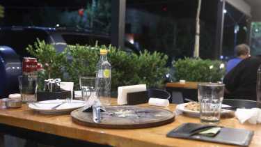 Gastronomía en Neuquén y Río Negro. Los esfuerzos por no subir abruptamente los precios ayudó a algunos empresarios a mantener la afluencia de comensales. Foto: Juan Thomes.