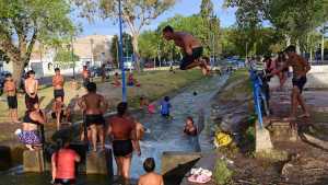 Ola de calor extrema en Alto Valle: canales que parecen balnearios y riesgos latentes