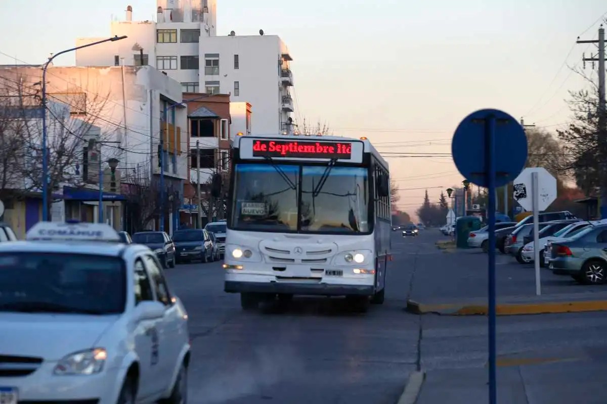 El pasaje de colectivo de Roca aumentó en marzo. Foto: Juan Thomes.