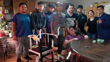 El día en que a Joaquín le cambió la vida: cuando estudiantes del CET 1 le entregaron la silla de transferencia que le fabricaron. Foto: gentileza CET 1