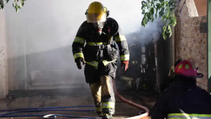 Incendio en una casa en Roca: investigan si fue intencional y apuntan contra un familiar