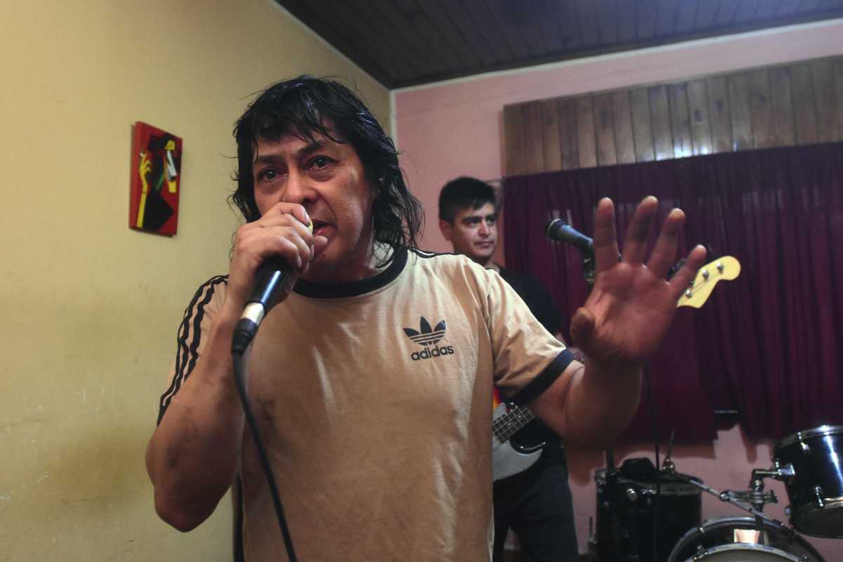 Famoso en su barrio Noroeste, Titi vive en calle San Juan y respira música cada día de su vida. Foto: Andrés Maripe.