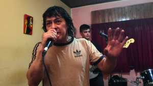 Titi Cuevas: de día es verdulero, de noche canta y compone rock «desde el alma»