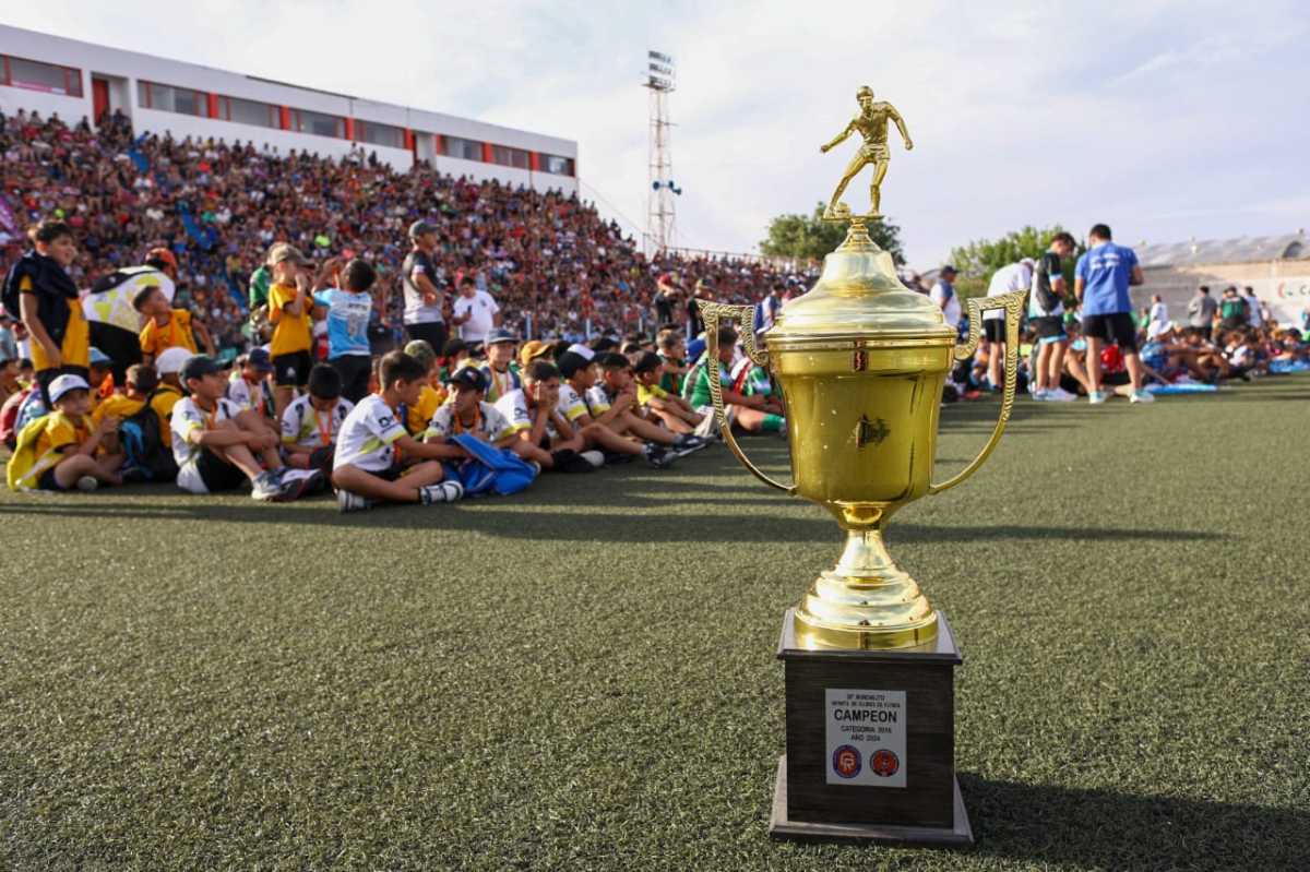El trofeo que se llevará el campeón del Mundialito se lució en la presentación del torneo infantil. Foto: Juan Thomes.