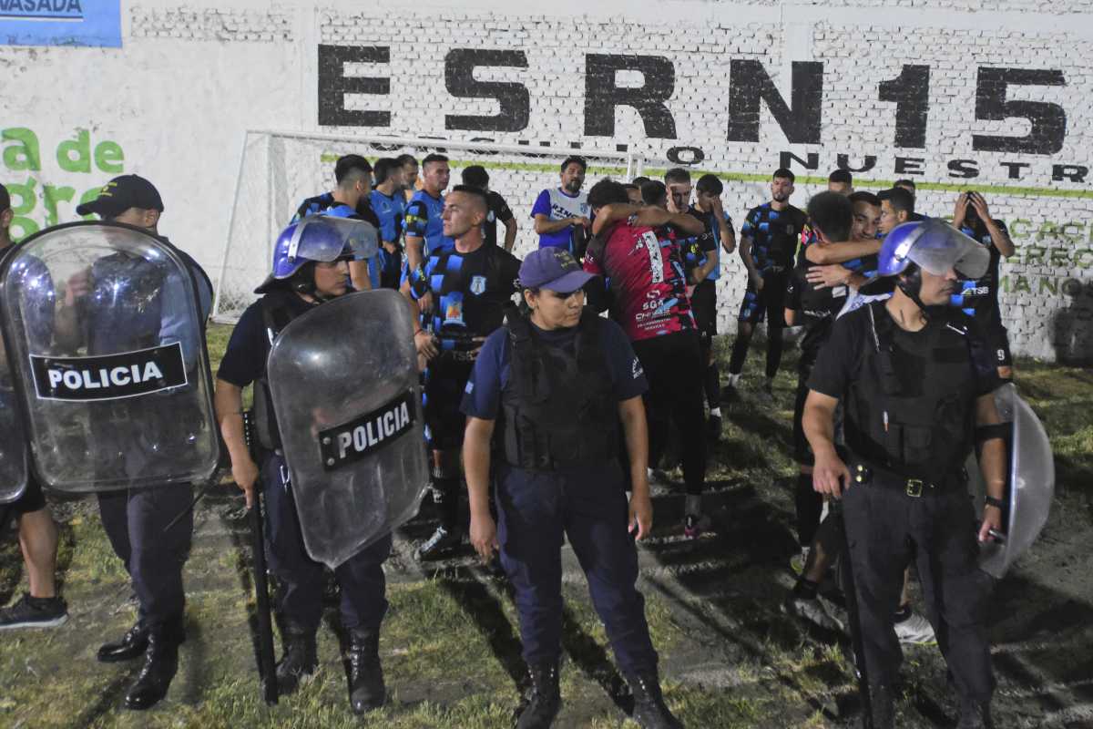 El plantel del León se retiró del estadio custodiado por los efectivos policiales. (Andrés Maripe)
