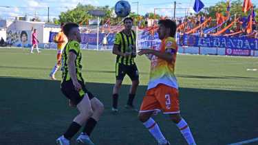 Roca y Catriel hicieron un partido parejo en el Maiolino y todo se definirá el miércoles en cancha del Canario.