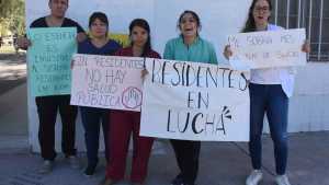 Reclamo de residentes médicos en Roca: «El aguinaldo sale en la foto y la nota, pero en nuestro sueldo no está»