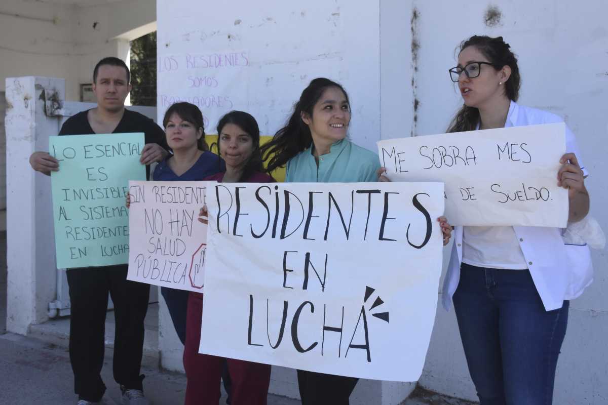 Residentes médicos y enfermeros de Roca se manifestaron en el hospital López Lima. Foto: Juan Thomes