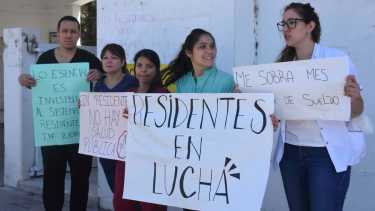 Residentes médicos y enfermeros de Roca se manifestaron en el hospital López Lima. Foto: Juan Thomes