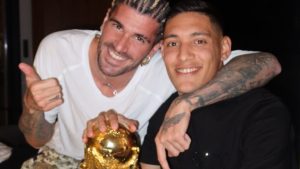 De Paul y Molina con la Copa del Mundo: así recibieron el 2024 los jugadores de la Scaloneta