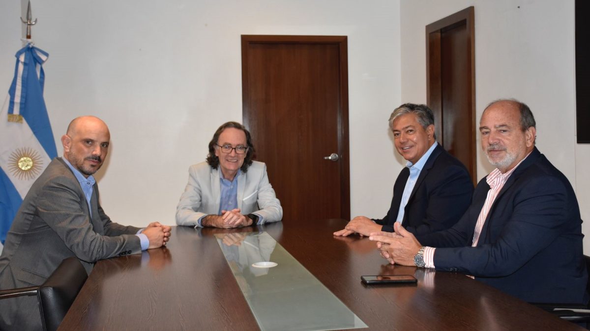 Figueroa y el jefe de Gabinete Ousset con el director ejecutivo de Anses. Foto: gentileza.