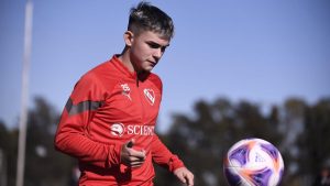 Santiago López, la joya de Independiente, abandonó la pretemporada con el plantel profesional