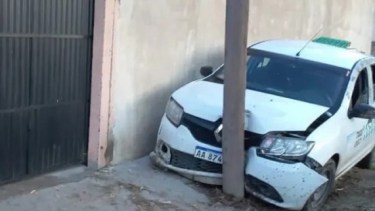 Imputaron en Viedma a uno de los adolescentes que robó y chocó un taxi, tras amenazar al chofer con un cuchillo
