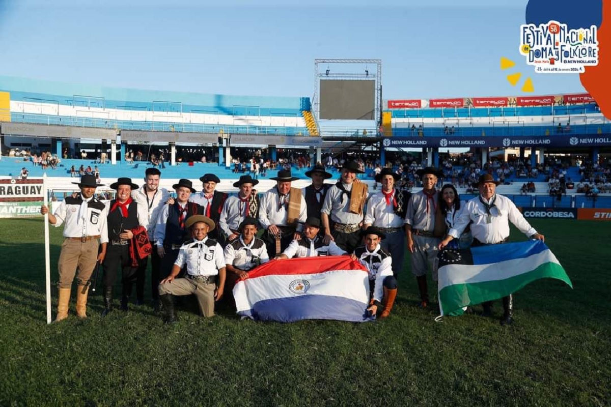 La delegación rionegrina junto a su par de Paraguay que participó del campeonato de Doma. 