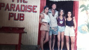 A los 18 abrieron un pub en una joya oculta de la Patagonia de 37 habitantes, el primer paso de una gran aventura