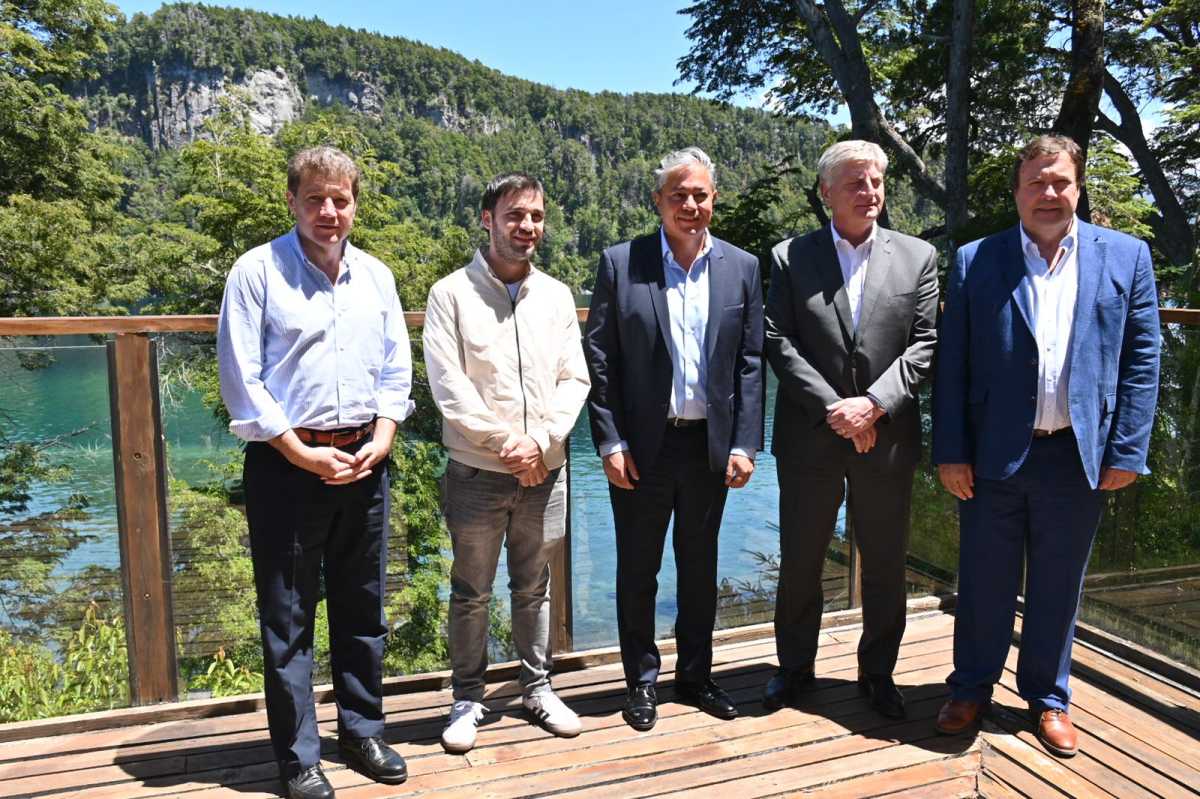 Los gobernadores patagónicos se reunieron en Villa La Angostura y anunciaron que impulsarán cambios en el texto de la Ley Ómnibus en materia de hidrocarburos. Foto: Chino Leiva